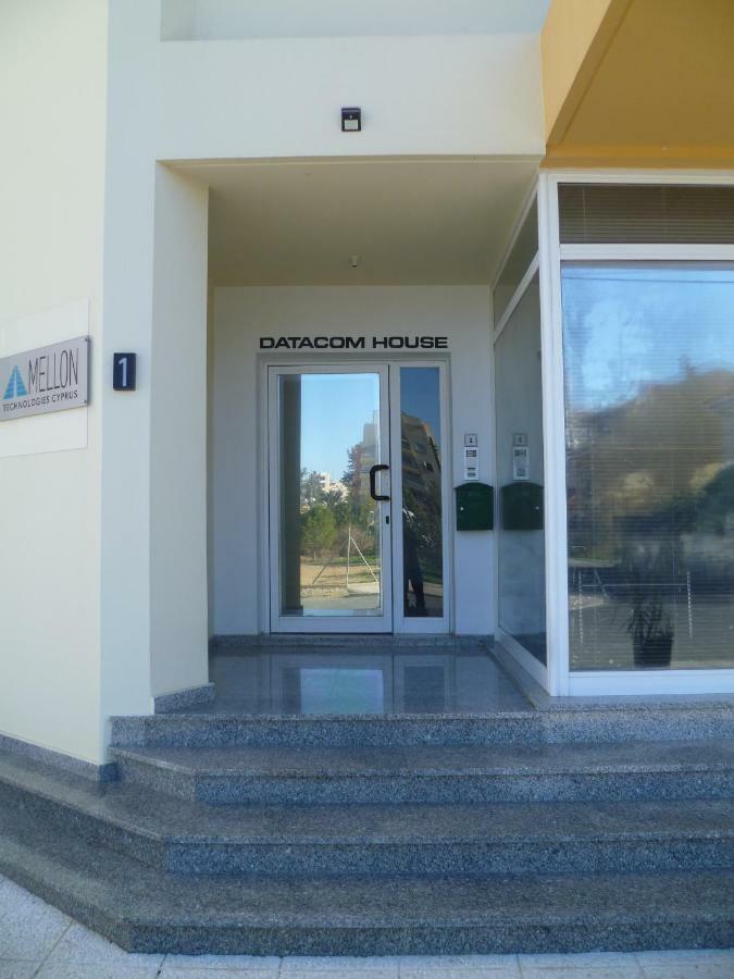 Double Room With Ensuite Bathroom At Datacom Building Nicosia Exteriör bild